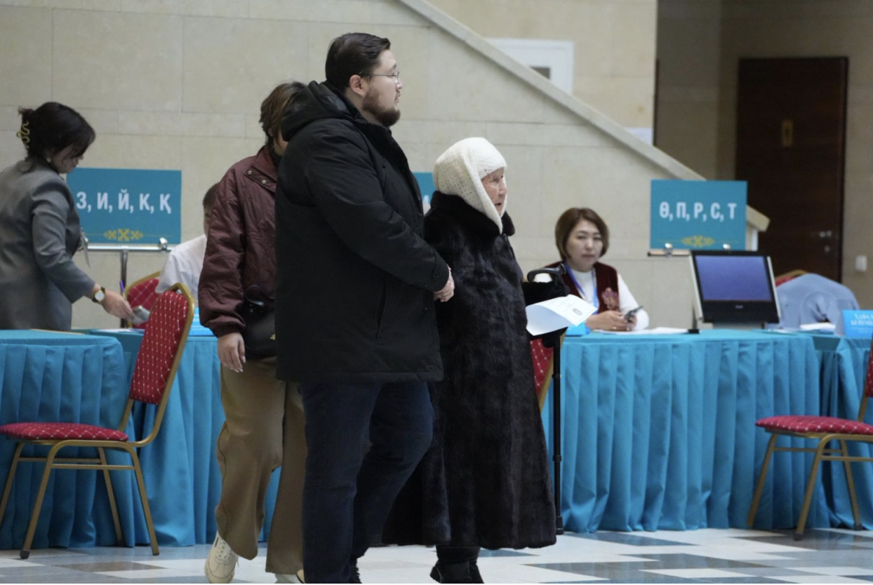 Токаев поздравил казахстанцев с принятием новой Конституции